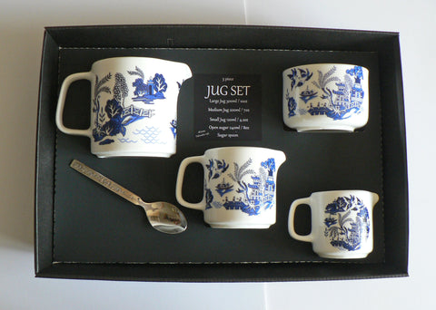 Blue willow pattern jugs set. 3 sizes jug and sugar pot bowl 4/7/10oz boxed