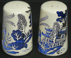 Blue willow pattern cream coloured earthenware cruet set. Salt & pepper -willow pattern allround