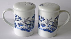 Blue willow design Salt and pepper shakers. Large simple shape willow patten set